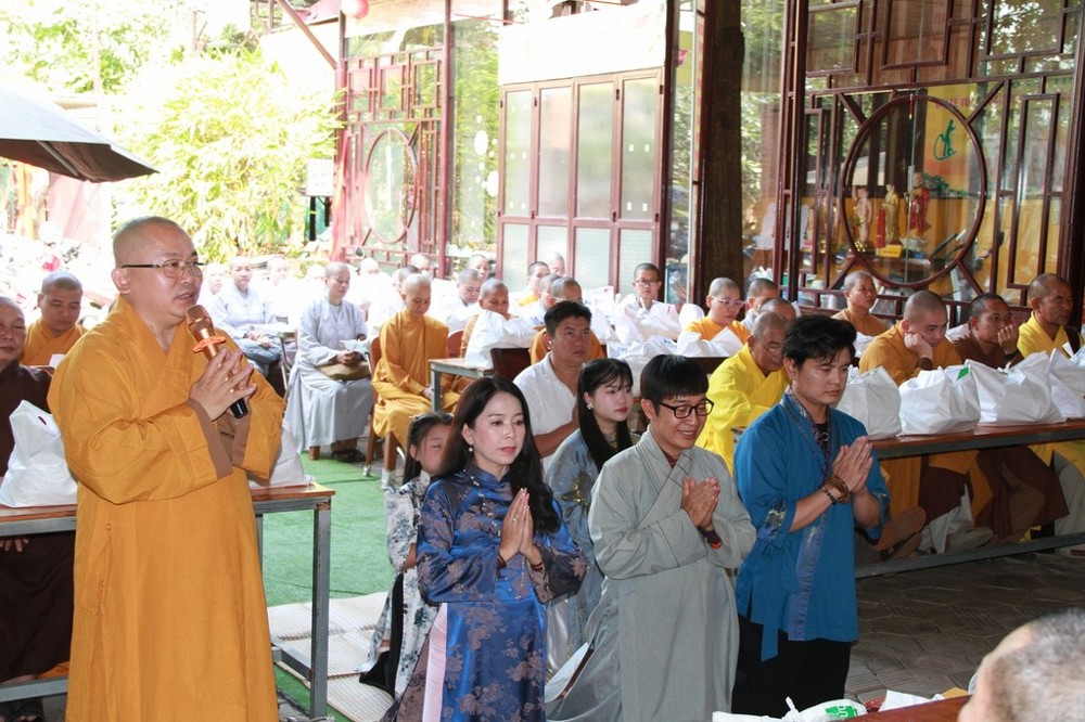 TP.HCM: Tịnh thất Vô Ưu chăm lo Tết hơn 350 triệu đồng cho Tăng Ni xã Tân Hải