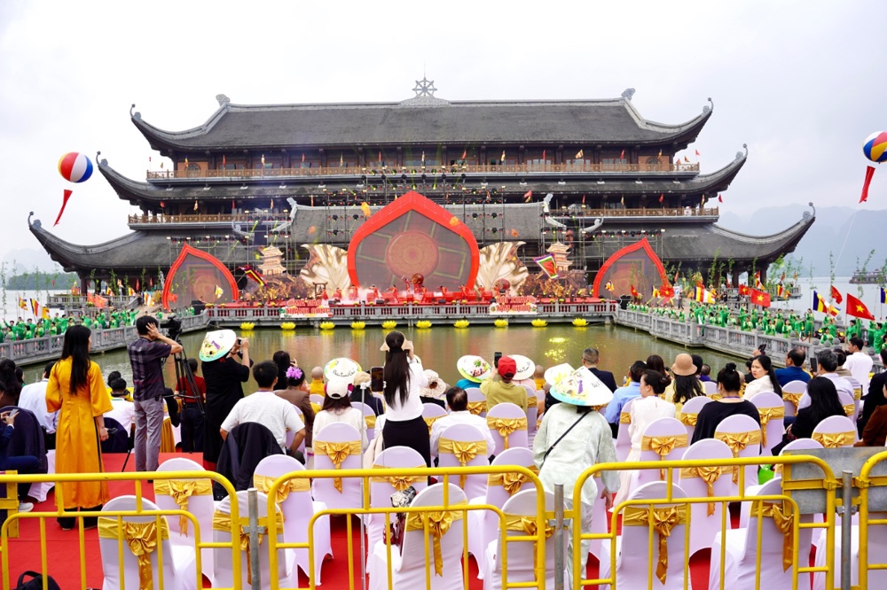 Ninh Bình: Tưng bừng khai hội chùa Tam Chúc xuân Bính Ngọ 2026 với chủ đề “Bình minh cõi Phật – Tam Chúc khai Xuân”.