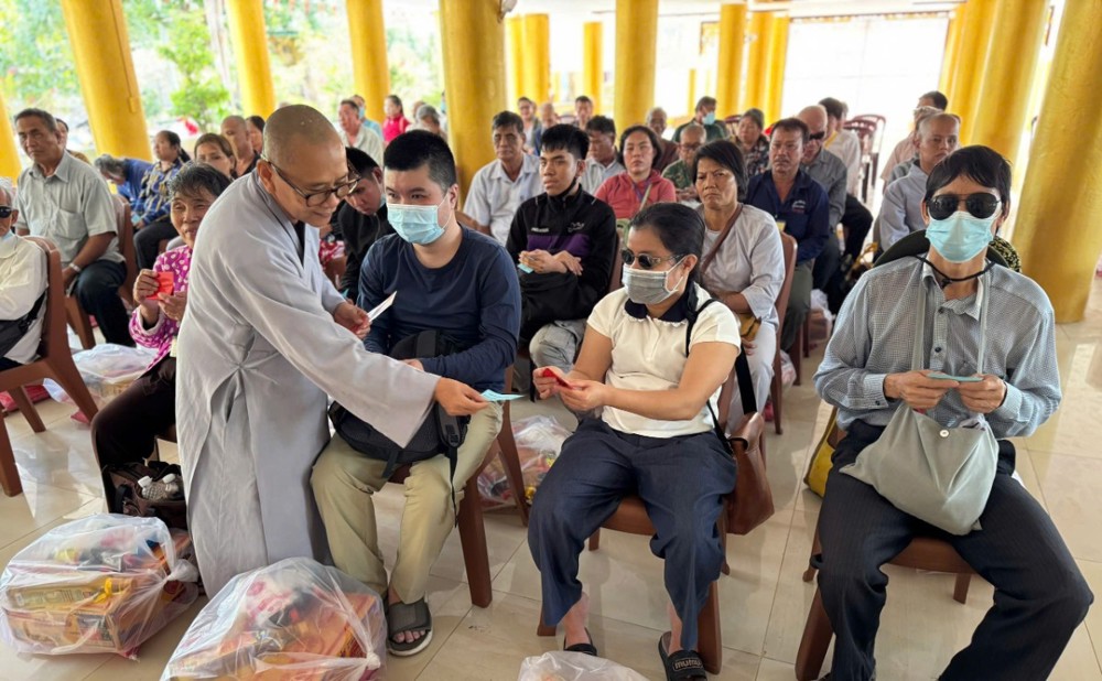 TP.HCM: Chùa Bửu Long trao quà Xuân Bính Ngọ đến người khiếm thị xã Phước Hải
