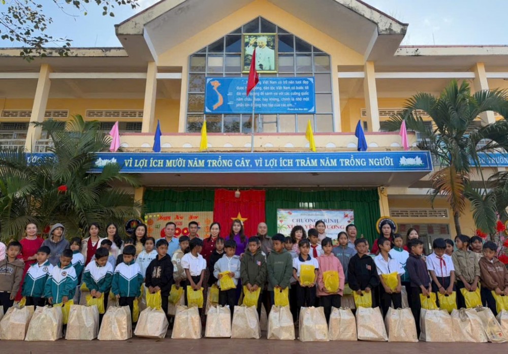 Đắk Lắk: Trao 17 triệu đồng học bổng và quà “Xuân yêu thương” đến học sinh khó khăn