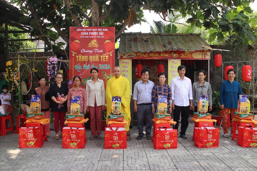 Đồng Tháp: Phân ban Từ thiện xã hội Giáo dục trao quà Tết cho bà con nghèo