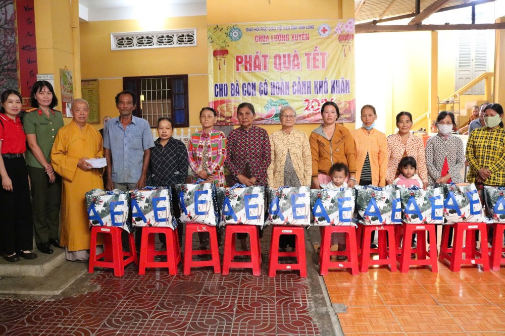 Vĩnh Long: Phật giáo tỉnh tặng 300 phần Tết cho bà con khó khăn 