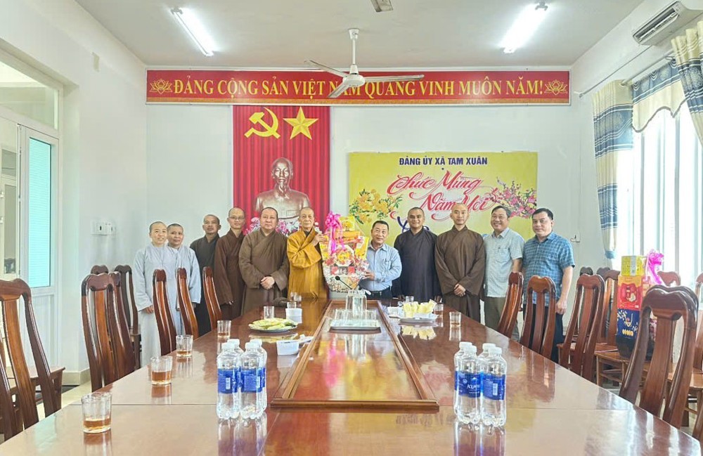 Đà Nẵng: Hòa thượng Thích Thiện Thành cùng Tăng Ni xã Tam Xuân thăm, chúc Tết lãnh đạo địa phương