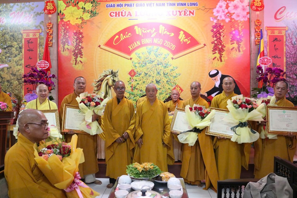 Vĩnh Long: Ban Trị sự Phật giáo tỉnh trao Giáo chỉ tấn phong giáo phẩm đến 13 vị Tăng Ni 