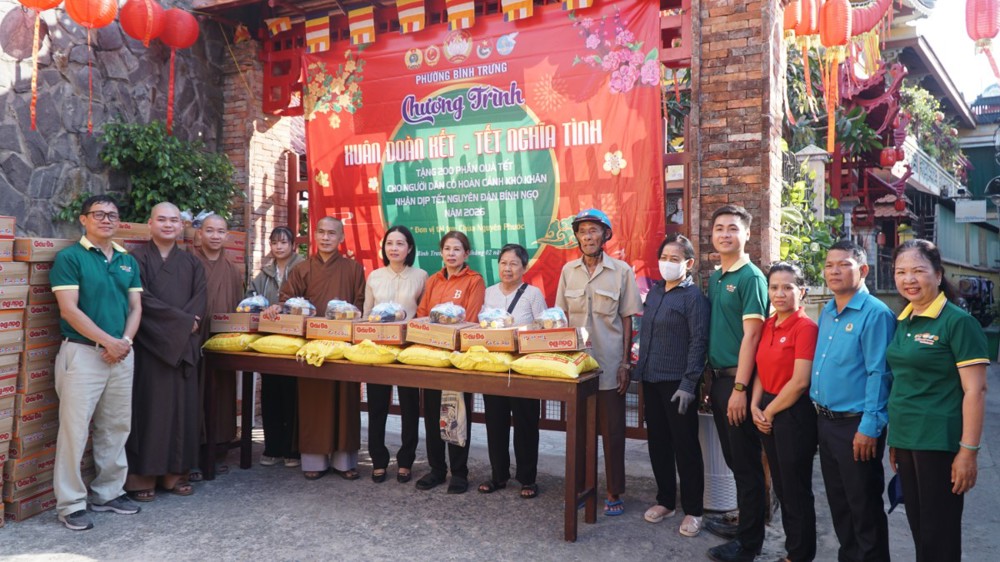 TP.HCM: Chùa Nguyên Phước trao 200 phần quà chăm lo đời sống người dân có hoàn cảnh khó khăn