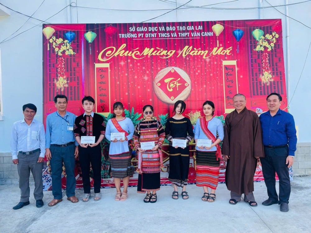 Gia Lai: Phân ban Phật tử Dân tộc Trung ương trao học bổng kỳ II cho học sinh dân tộc thiểu số