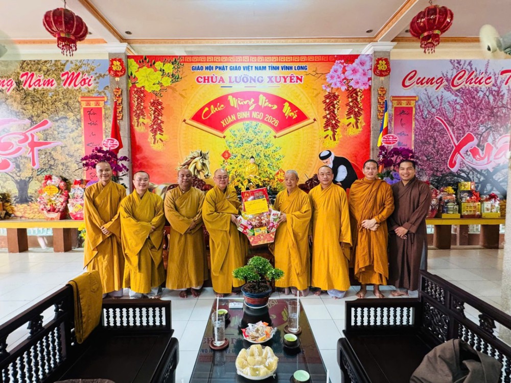 Vĩnh Long: Ban Giám hiệu Trường TCPH Vĩnh Long khánh tuế chư Tôn đức Giáo phẩm – Nét đẹp truyền thống tôn sư trọng đạo