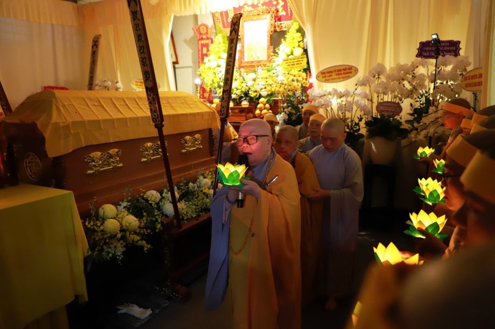 Đồng Nai: Trang nghiêm đêm hoa đăng tưởng niệm Ân sư Ni trưởng Thích Nữ Minh Ấn