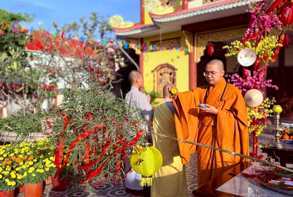 Cà Mau: Chùa Liên Hoa gìn giữ truyền thống Thượng nêu ngày Tết