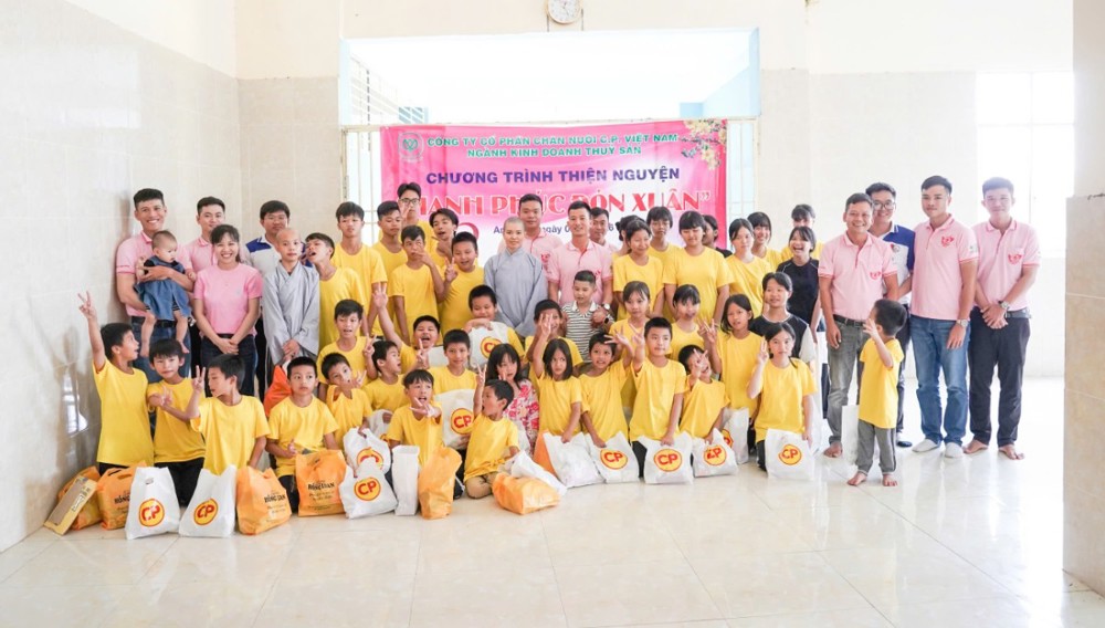 An Giang: Chùa Phật Quang Phổ Chiếu tổ chức khóa tu “Một ngày an lạc” và phát quà cho học sinh tại Trung tâm Từ thiện Xã hội Phật Quang