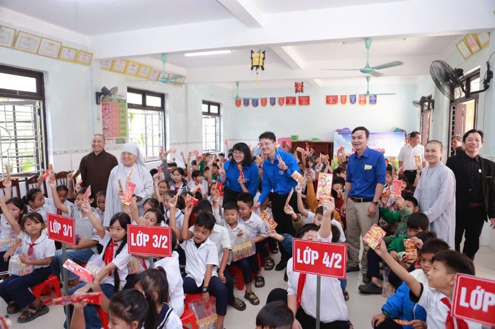 Huế: Trao 223 suất quà đầu năm mới Bính Ngọ đến học sinh Trường Tiểu học Thượng Quảng 