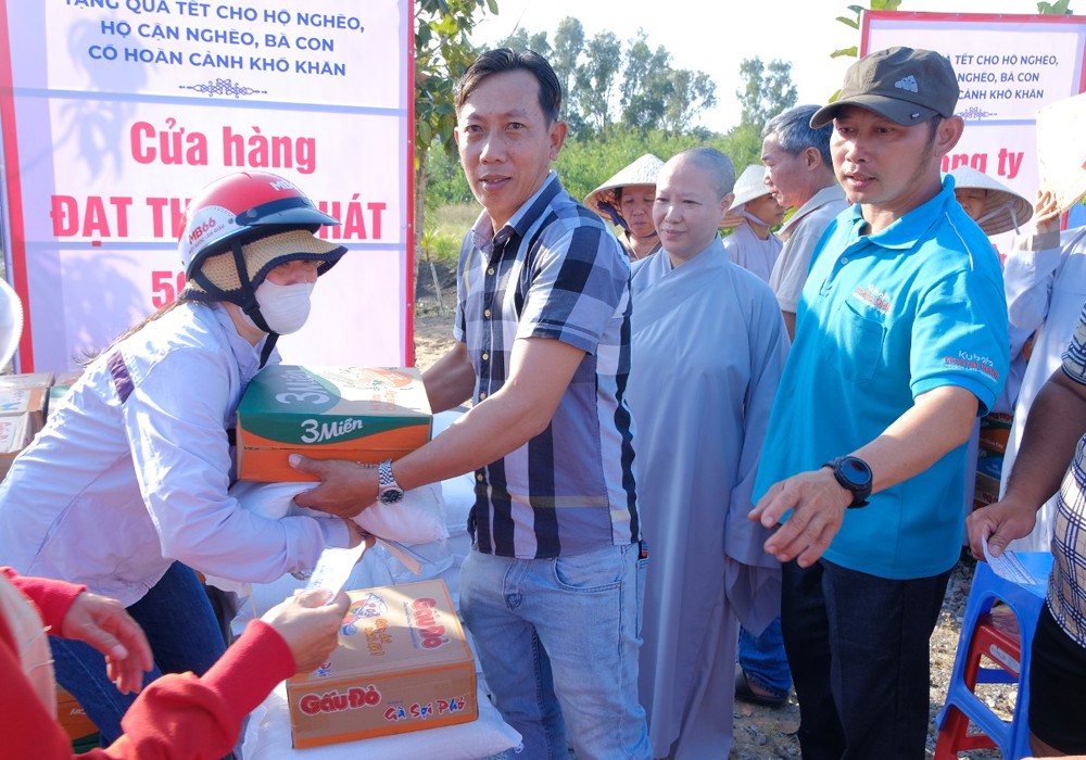 An Giang: Chùa Tân Phước và cửa hàng Đạt Thành Phát trao quà Tết đến bà con khó khăn