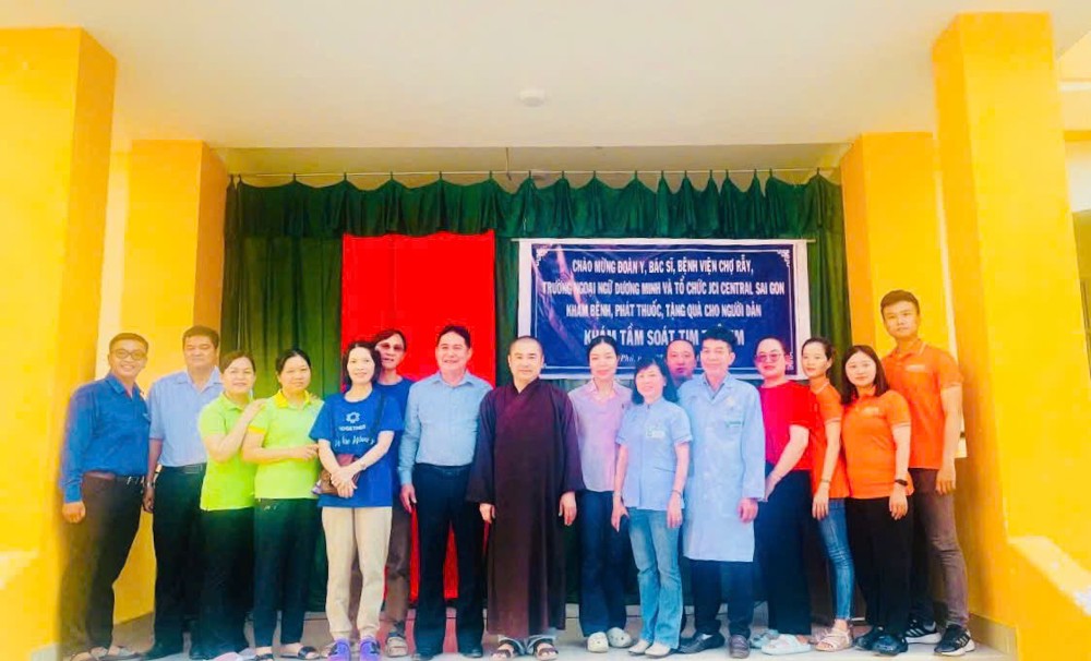 Vĩnh Long: Hơn 360 người dân xã Tân Phú được khám bệnh, phát thuốc và trao quà – sàng lọc tim miễn phí cho trẻ em nghèo