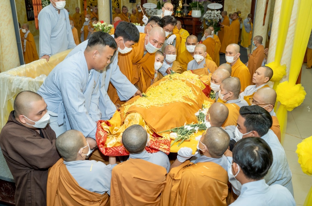 Vĩnh Long: Cung thỉnh nhục thân Ni trưởng Thích Nữ Hải Nghĩa nhập kim quan