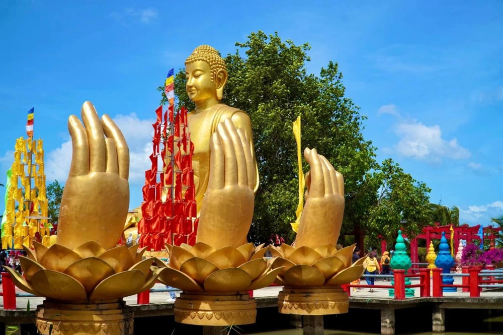 Về Cần Thơ, khám phá ngôi chùa có nhiều tượng Phật "khủng"