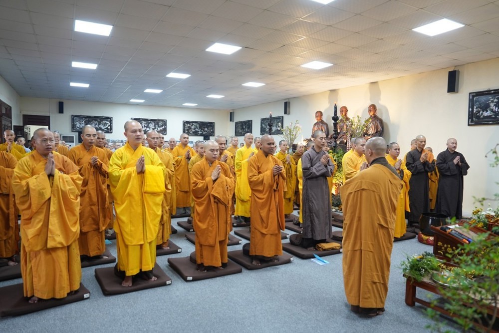 Nuôi lớn đạo tình huynh đệ trong ngày tu thứ tư của khóa xuất sĩ tại chùa Vạn Phúc
