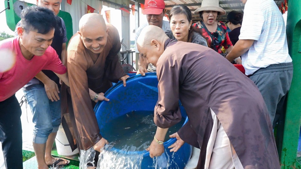 Chùa Giác Tánh tổ chức lễ phóng sanh trên sông Vàm Cỏ Đông nhân ngày Rằm tháng Giêng