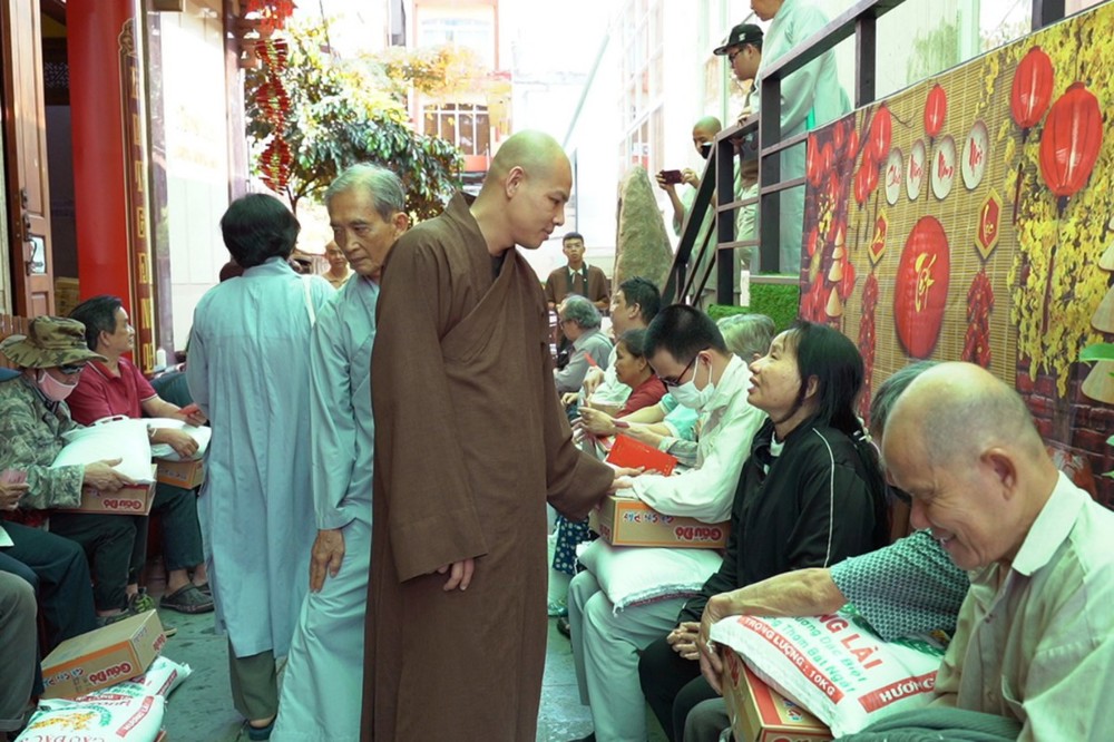 TP.HCM: Chùa Minh Đạo trao tặng quà đến người khiếm thị và thả chim bồ câu cầu quốc thái dân an