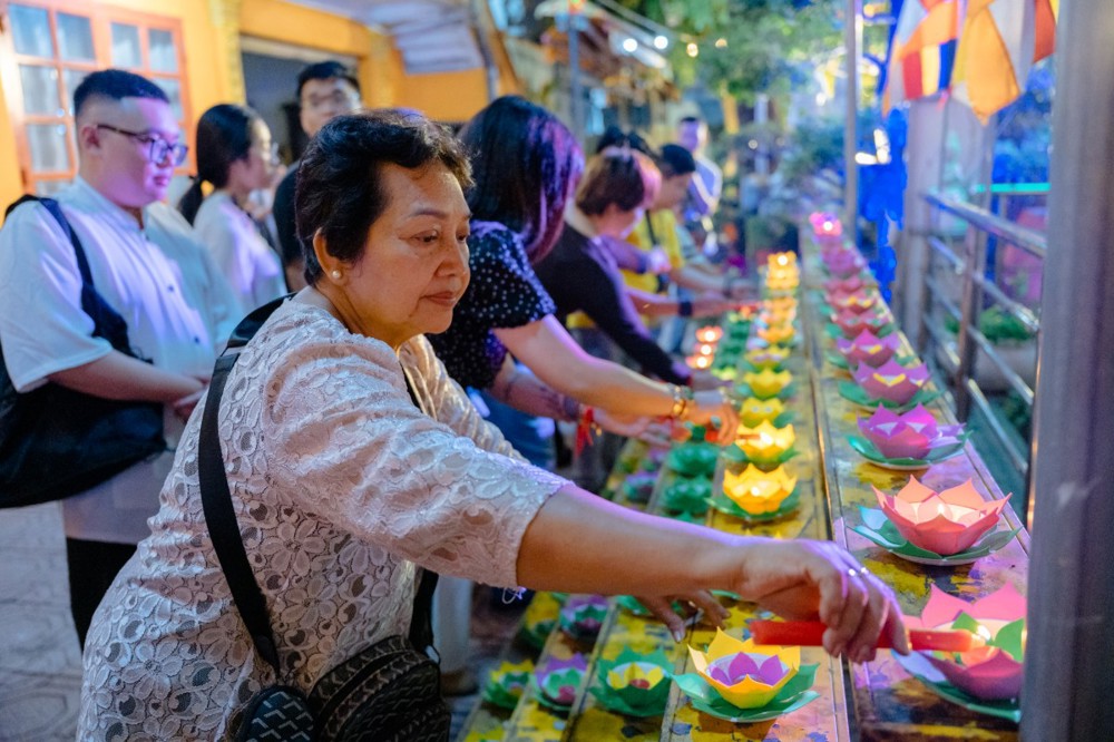 TP.HCM: Người dân Khmer đến chùa thắp đèn cầu an đêm rằm tháng Giêng