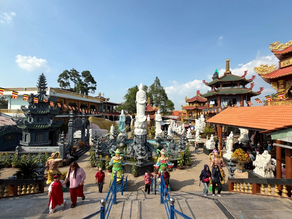 Đầu năm, vãn cảnh chùa Phước Long trên cù lao sông Đồng Nai