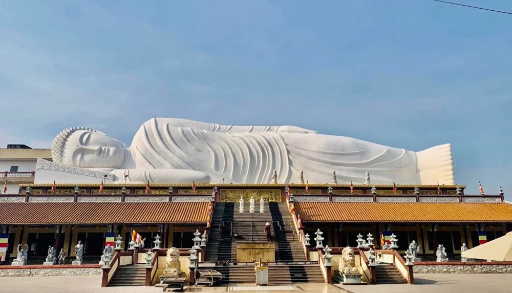 Viếng ngôi chùa có tượng Phật nằm trên mái dài nhất châu Á