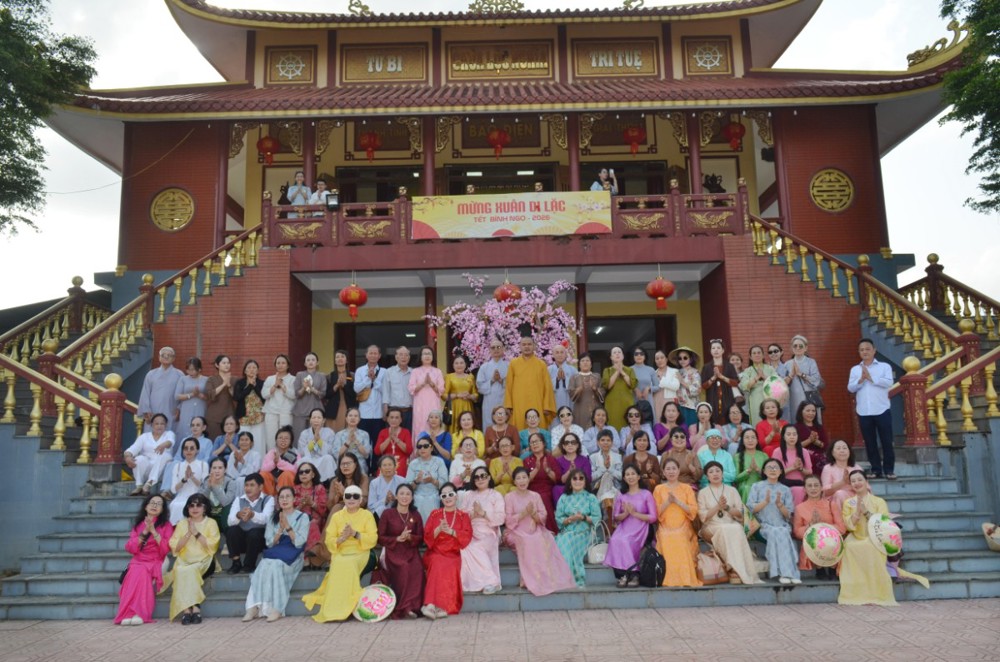 Đà Nẵng : Phân ban Cư sĩ Phật tử thành phố Đà Nẵng hành hương cúng dường thập tự đầu năm Bính Ngọ tại Đà Nẵng. 