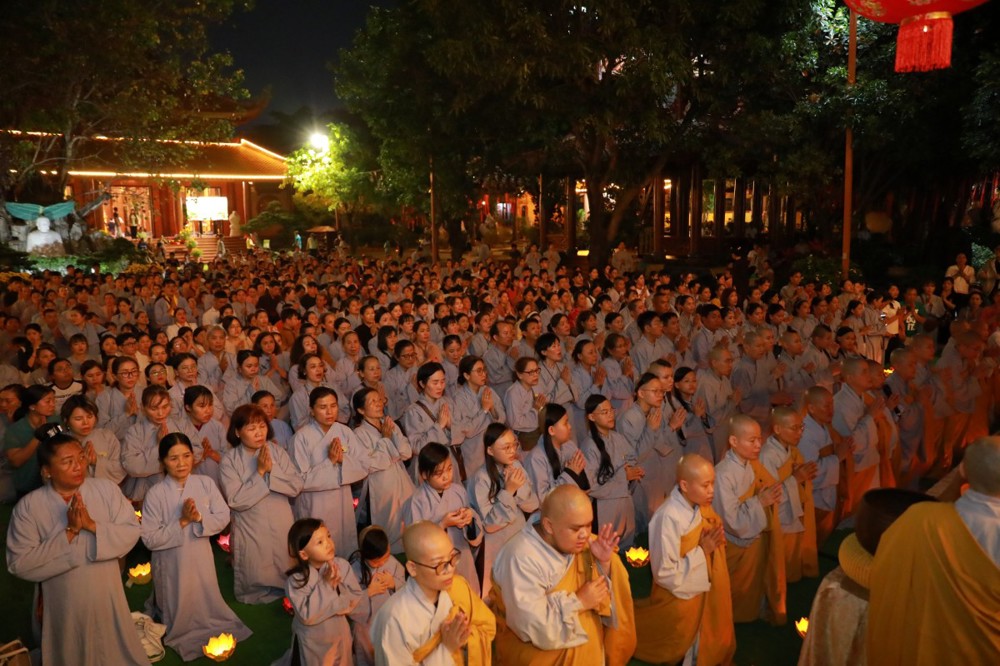 TP.HCM: Đêm Hoa đăng cầu nguyện quốc thái dân an tại Chùa Thiên Quang