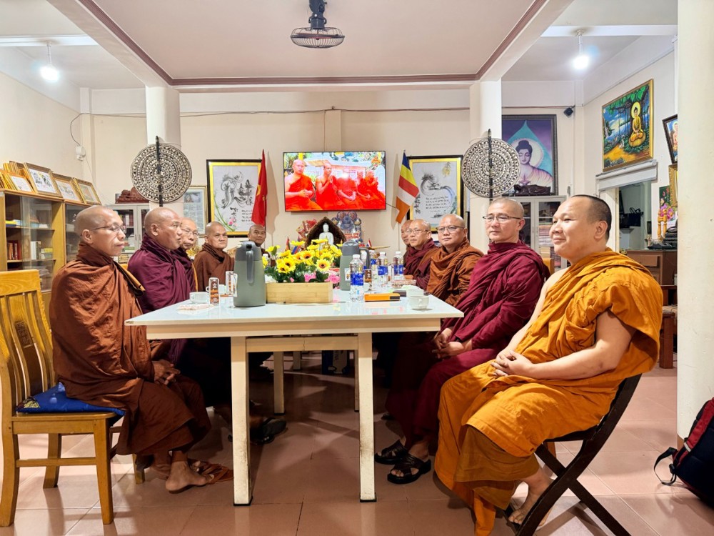 Đà Nẵng: Đêm Xuân thiền hành lung linh ánh đạo – Chư tăng Myanmar và Việt Nam nguyện cầu quốc thái dân an 