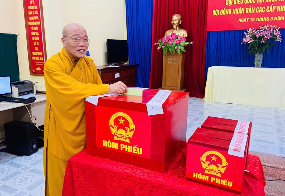Hòa thượng Thích Thanh Hiện bỏ phiếu bầu cử đại biểu Quốc hội khóa XVI và đại biểu HĐND các cấp
