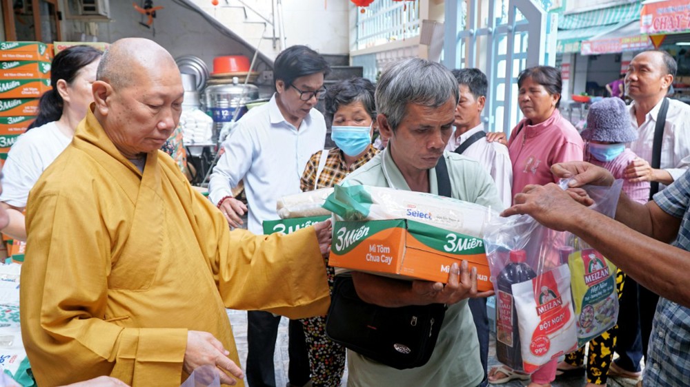 TP.HCM: Chùa Phước Quang trao 500 phần quà hỗ trợ người khiếm thị và người lao động khó khăn