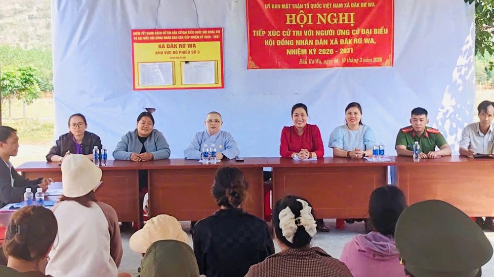 Quảng Ngãi: Ni sư Thích Nữ Chúc Giác tiếp xúc cử tri tại xã Đăk Rơ Wa trước thềm bầu cử HĐND