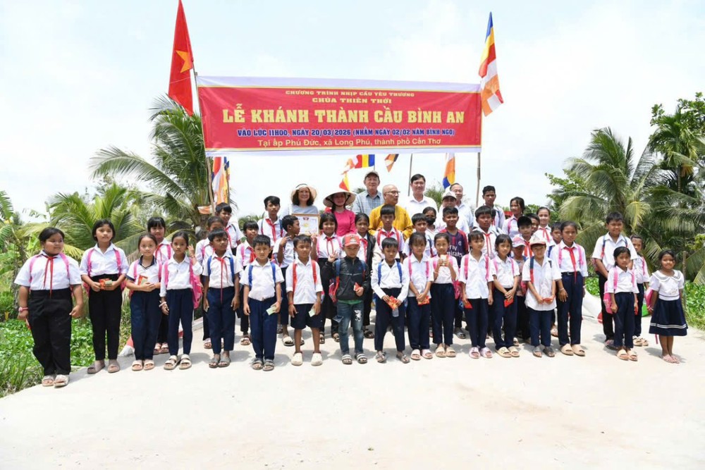 Cần Thơ: Chùa Thiên Thới khánh thành 2 cầu nông thôn và tặng quà cho học sinh