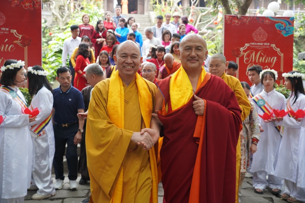 Đoàn Phật giáo Bhutan thăm chùa Phật Tích