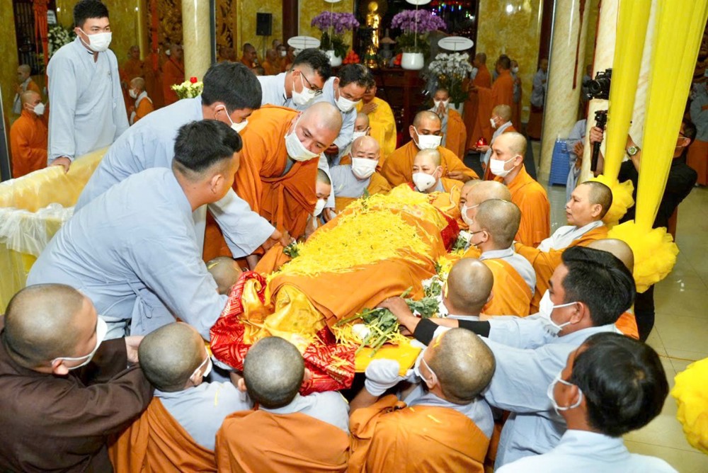 Vĩnh Long: Cung thỉnh nhục thân cố Ni trưởng Thích Nữ Hải Nghĩa nhập kim quan