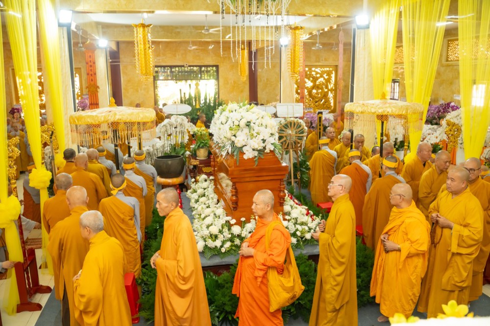 Vĩnh Long: Nhiều đoàn chư Tôn đức và chính quyền địa phương viếng tang Ni trưởng Thích Nữ Hải Nghĩa