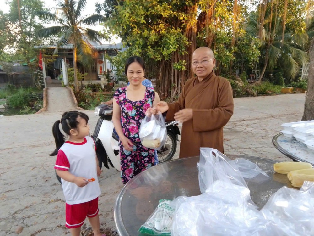 An Giang: Chùa Phật Quang Phổ Chiếu trao hơn 200 suất cơm chay miễn phí nhân Rằm tháng Giêng