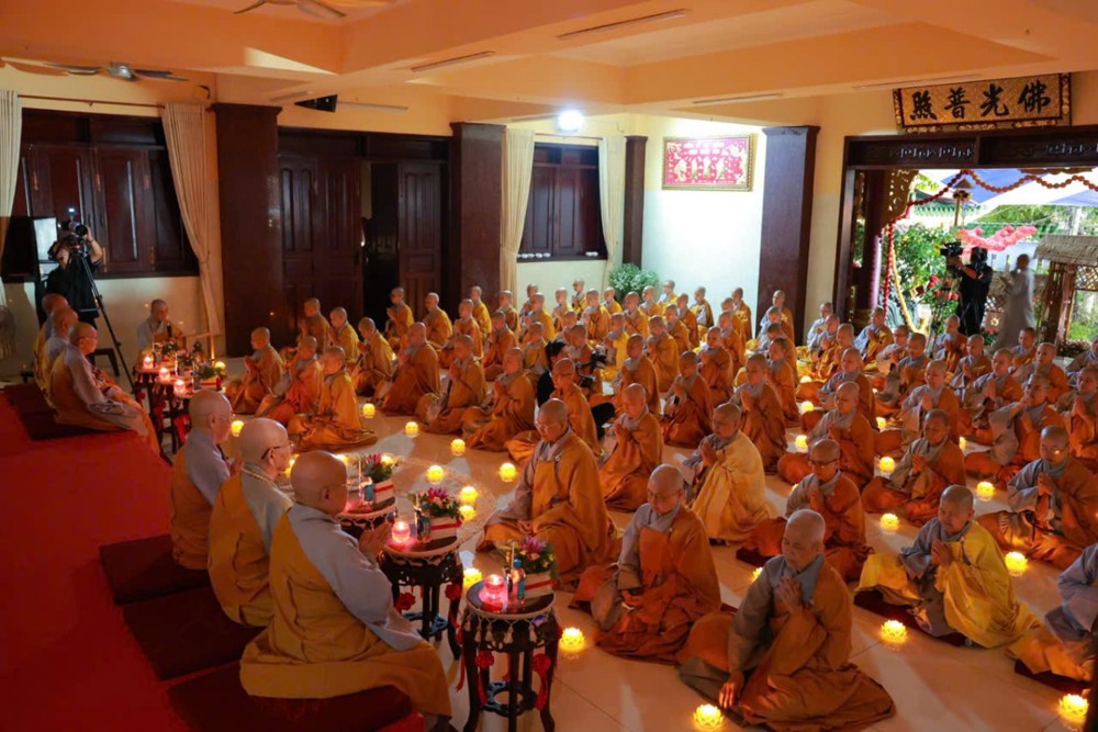 TP.HCM: Đêm hoa đăng tưởng niệm Đức Thánh Tổ Ni Đại Ái Đạo