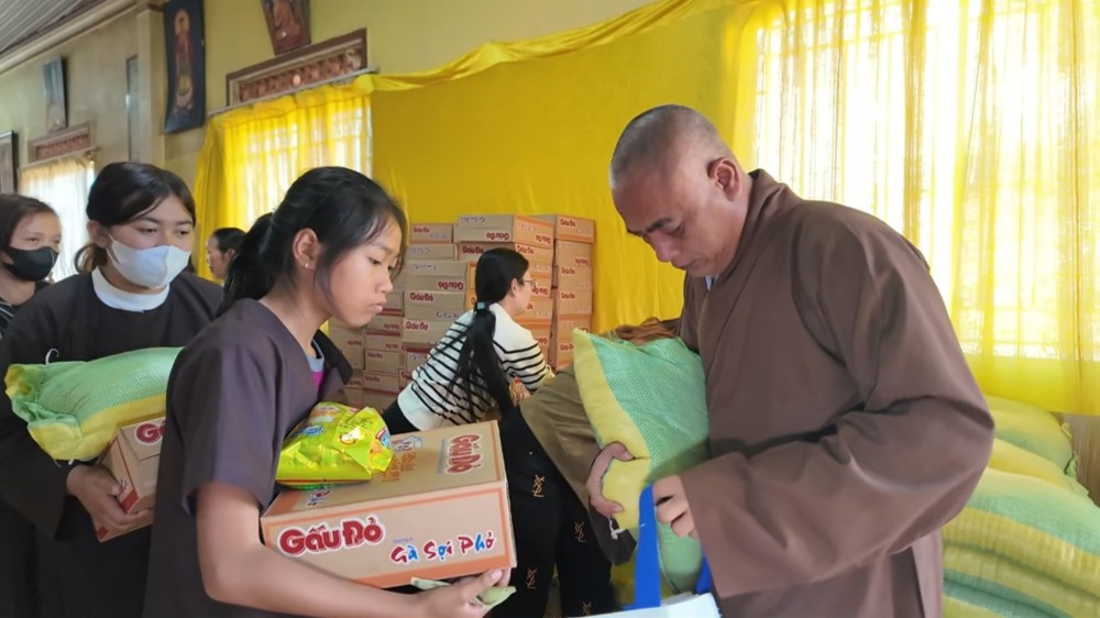 Lâm Đồng: Đoàn Phật tử chùa Tâm Thành trao gửi yêu thương cho người K’Ho Di Linh