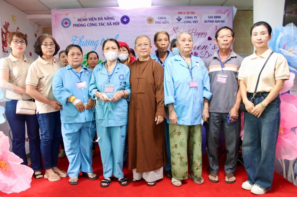 Đà Nẵng: Chùa Phổ Hiền tặng quà cho bệnh nhân có hoàn cảnh khó khăn 