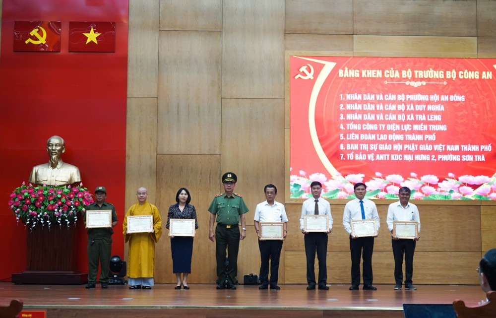 Đà Nẵng: Bộ Công an tặng bằng khen cho Ban Trị sự thành phố