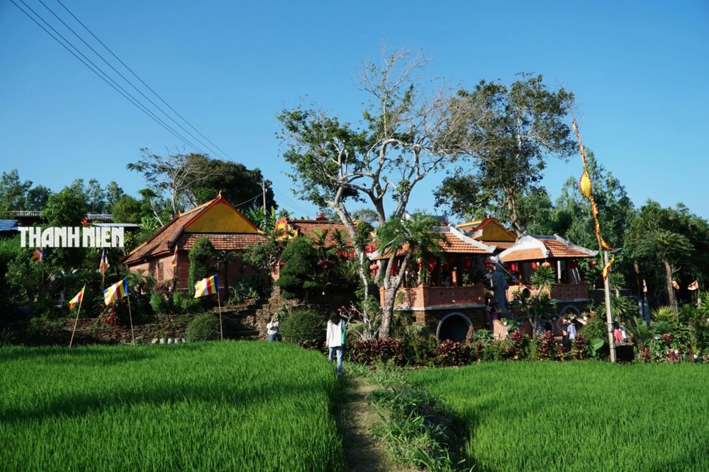 Ngôi chùa gần 200 năm giữa ruộng bậc thang, đá xếp chồng độc đáo