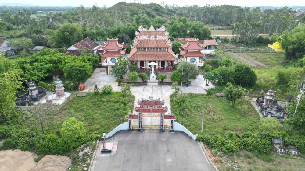 Chùa cổ Nhạn Sơn: Hai pho tượng đá tương truyền trồi lên từ lòng đất