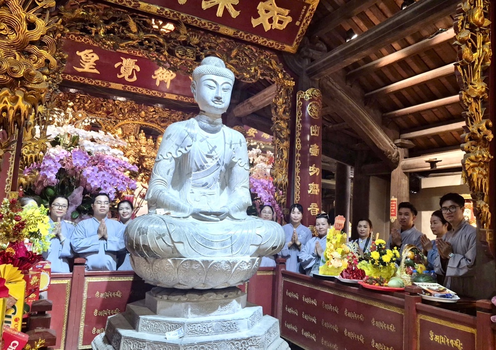 Hà Nội: Câu Lạc Bộ Thanh niên Phật tử hành hương về đất Phật Bắc Ninh