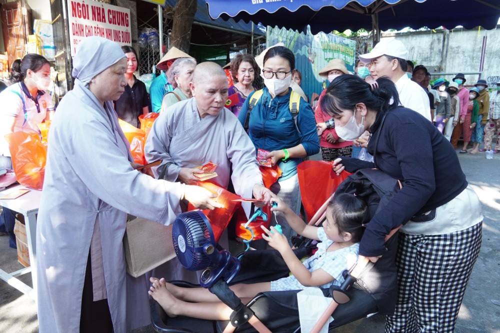 Đồng Nai: Ban Từ thiện Xã hội Phật giáo tỉnh trao 230 phần quà đến bệnh nhi ung bướu