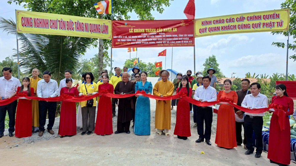 Tây Ninh: Khánh thành cầu Xuân An và trao 100 phần quà an sinh ý nghĩa