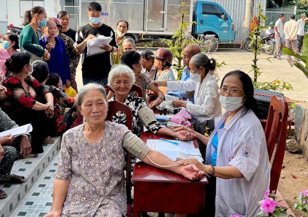 Vĩnh Long: Hội Từ thiện chùa Tường Nguyên tổ chức khám bệnh, tầm soát sức khỏe và phục vụ ẩm thực cho hơn 1.200 người dân