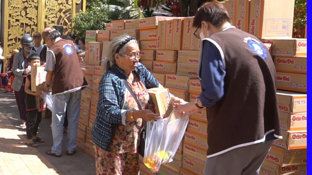 Quảng Ngãi: Tịnh xá Ngọc Hạnh trao 500 phần quà đến bà con khó khăn