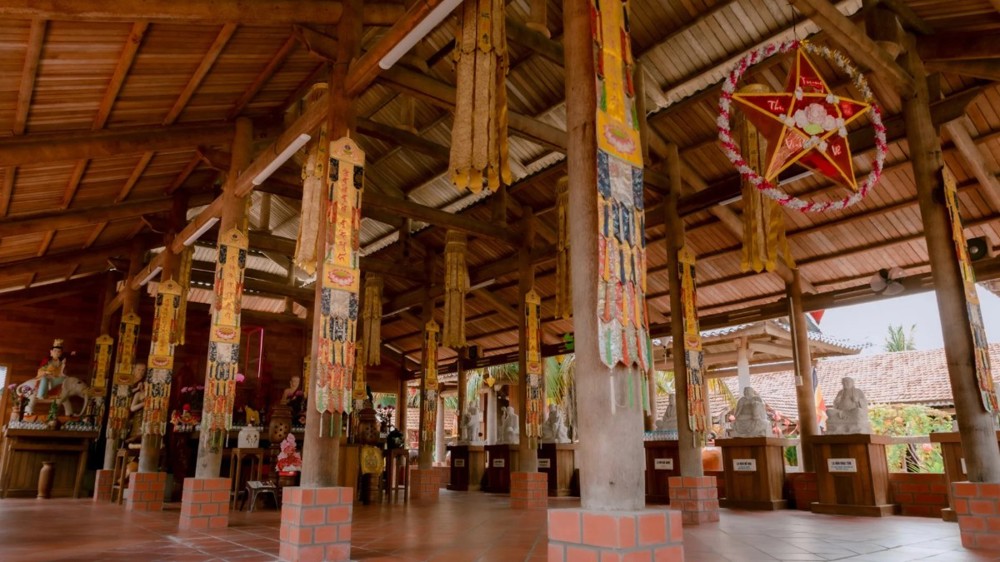 Khám phá ngôi chùa gỗ dừa độc đáo bên dòng Hàm Luông