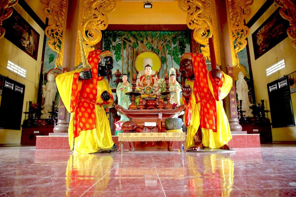 Chùa cổ Nhạn Sơn: Hai pho tượng đá tương truyền trồi lên từ lòng đất 2