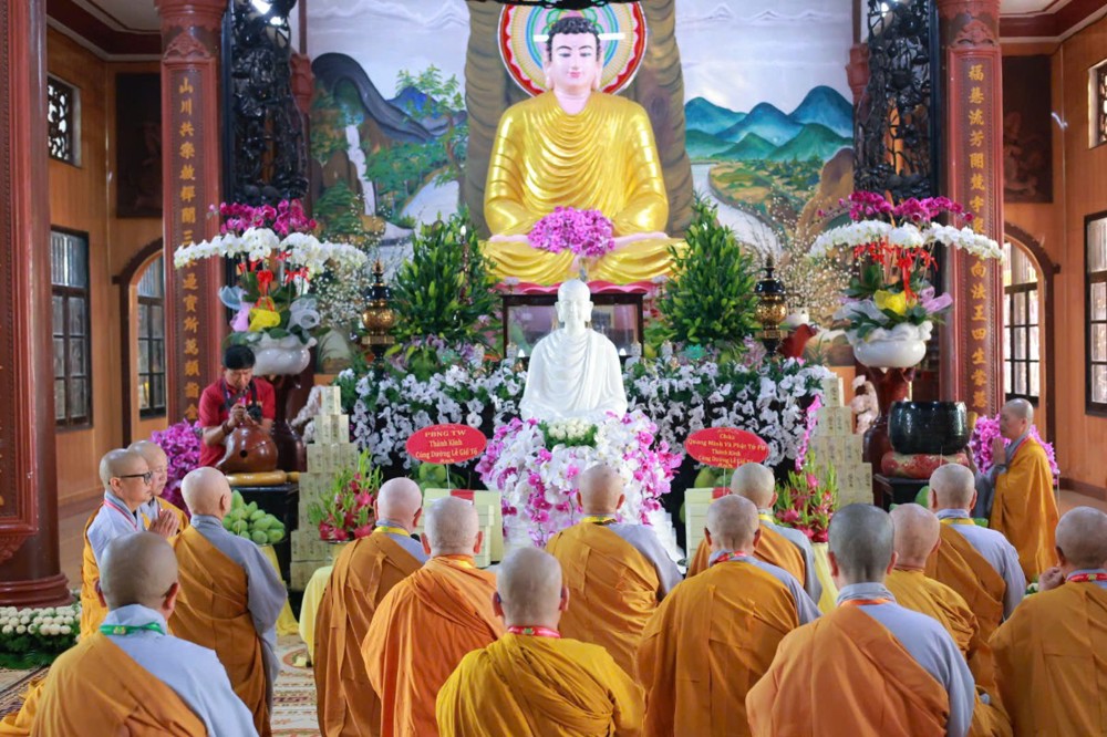 Phân ban Ni giới Trung ương dâng phẩm vật tưởng niệm Đức Thánh Tổ tại chùa Phước Huệ